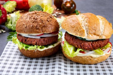 Vejetaryen bitkisinden yapılmış lezzetli hamburgerler kıyma ve taze sebzeler.