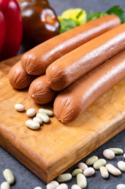 Vejetaryen bitkisinden yapılan Astery vegan sosisleri soya fasulyesi taklidi et pişirmeye hazır.