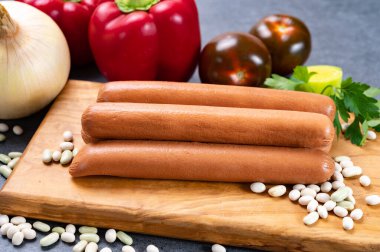 Vejetaryen bitkisinden yapılan Astery vegan sosisleri soya fasulyesi taklidi et pişirmeye hazır.