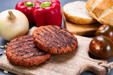 Vejetaryen bitkisinden yapılmış leziz ızgara burger kıymalı soya fasulyesi eti.