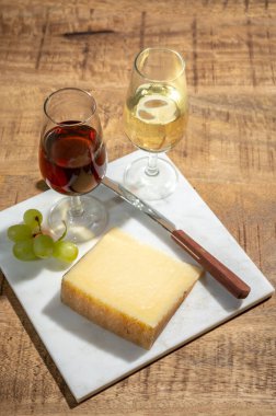 Peynir koleksiyonu, La Mancha bölgesinde koyun sütünden yapılmış bir parça manchego peyniri ve açık havada servis edilen bir bardak şeri şarabı.