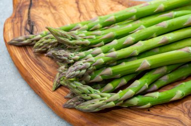 Pişirmeye ya da ızgara yapmaya hazır taze taze kuşkonmaz organik sebzeler.