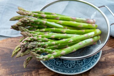 Pişirmeye ya da ızgara yapmaya hazır taze taze kuşkonmaz organik sebzeler.