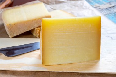 Peynir koleksiyonu, Fransız kontu ve İsviçre gruyere peynirleri kapanıyor.