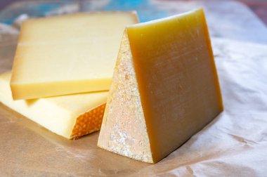 Peynir koleksiyonu, Fransız kontu ve İsviçre gruyere peynirleri kapanıyor.