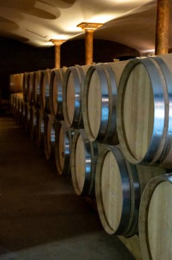 Fransa 'nın güneyinde, Collobrieres, Provence bölgesi yakınlarındaki Cotes de Provence' de şarap mahzeninde şarap fıçıları bulunan mağara, Fransa 'da kırmızı ve gül şarabı üretimi