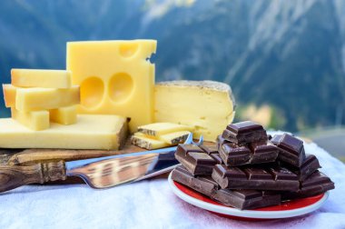 Lezzetli İsviçre peynirleri ve koyu saf çikolata, emmental, gruyere, appenzeller yaz aylarında arka planda Alp dağlarının zirveleriyle birlikte açık havada servis edildi.