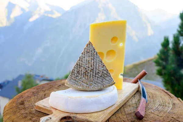 Sbírka Sýrů Francouzské Sýry Emmental Tomme Reblochon Savoie Podávají Pod — Stock fotografie