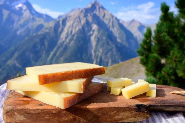 Ost Samling Fransk Comte Beaufort Eller Abondance Komjölk Ost Serveras — Stockfoto