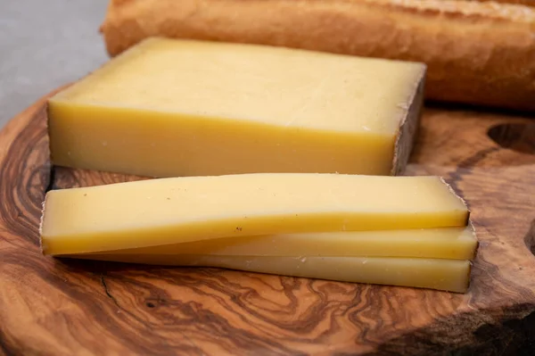 法式食品 法国弗朗索瓦 孔德地区的牛奶制成的奶酪伯爵和新鲜烤面包 — 图库照片