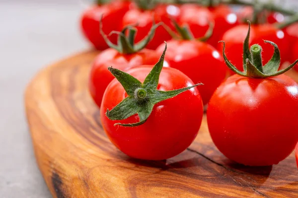 Pequenos Tomates Cereja Vermelhos Redondos Maduros Perto Tábua Oliveira — Fotografia de Stock