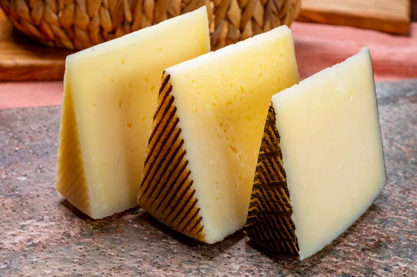 Kaasverzameling Stukjes Harde Spaanse Manchego Curado Viejo Iberico Kazen Close — Stockfoto