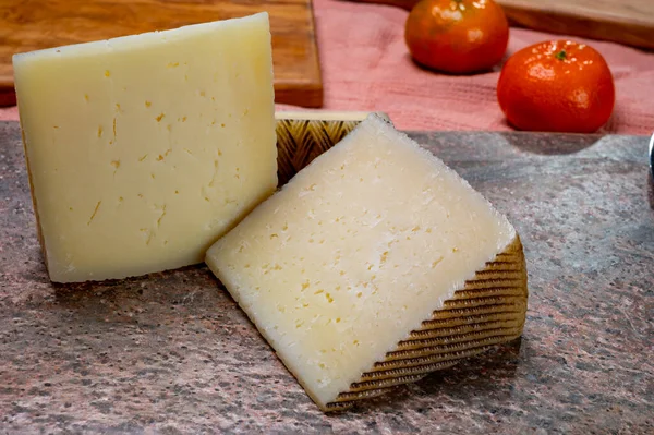 チーズコレクション ハードスペインのマンチェゴ カラード ビジョジョ イベリコ チーズが近くにあります — ストック写真
