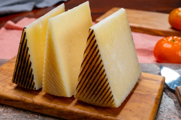 チーズコレクション ハードスペインのマンチェゴ カラード ビジョジョ イベリコ チーズが近くにあります — ストック写真
