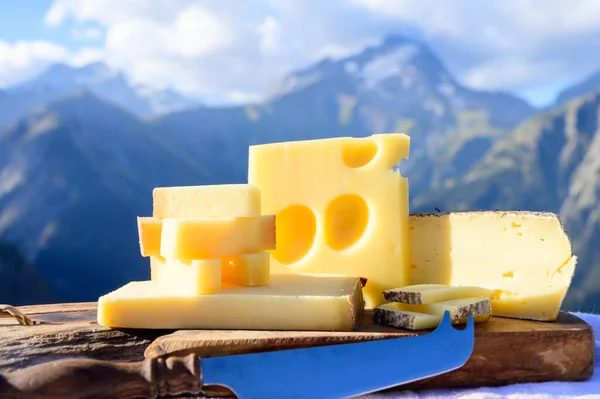 Sbírka Sýrů Francouzský Beaufort Abondance Emmental Tomme Savoie Sýry Podávané — Stock fotografie