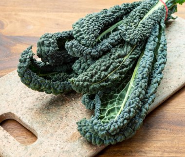 Siyah yassı cavolo nero tuscan lahanasıyla vejetaryen yemekleri.