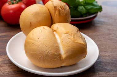 Peynir koleksiyonu, İtalyan sarısı füme caciocavallo veya Puglia peyniri.