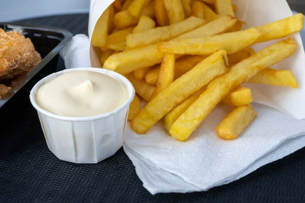 Eten Van Straat Afhaalmaaltijden Vers Gebakken Patat Chips Papieren Kegel — Stockfoto