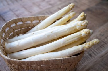 Yüksek kaliteli taze Hollanda beyaz kuşkonmaz sebzeleri pişirmeye hazır.