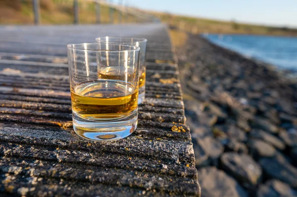Het Drinken Van Single Malt Scotch Whisky Bij Zonsondergang Met — Stockfoto