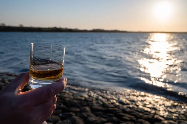 Beber Uísque Escocês Malte Único Pôr Sol Com Vista Mar — Fotografia de Stock