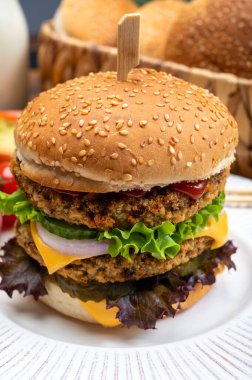 Yuvarlak köfteli lezzetli vejetaryen çizburgerler veya tahıllardan, sebzelerden ve baklagilerden yapılmış hamburgerler.