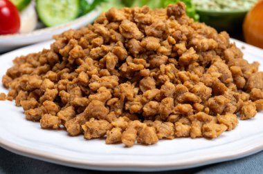Vejetaryen baharatlı et taklidi tahıllardan, soya fasulyelerinden, sebzelerden ve baklagillerden yapılır.