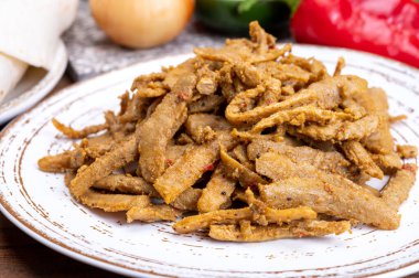 Vejetaryen baharatlı Shawarma et taklidi tahıl, soya fasulyesi, sebze ve baklagillerden yapılır.