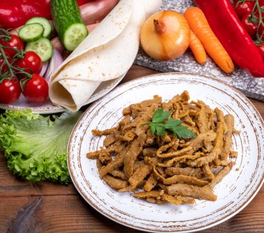 Vejetaryen baharatlı Shawarma et taklidi tahıl, soya fasulyesi, sebze ve baklagillerden yapılır.