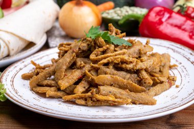 Vejetaryen baharatlı Shawarma et taklidi tahıl, soya fasulyesi, sebze ve baklagillerden yapılır.