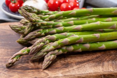 Pişirmeye ya da ızgara yapmaya hazır taze taze kuşkonmaz organik sebzeler.