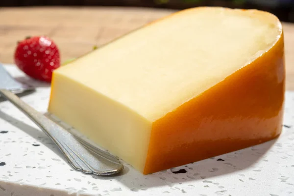 Coleção Queijos Pedaço Queijo Gouda Holandês Jovem Feito Leite Vaca — Fotografia de Stock