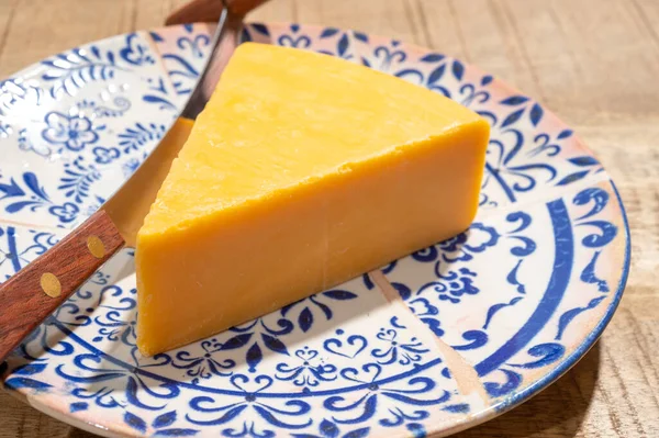 Коллекция Сыра Кусок Зрелого Британского Желтого Сыра Чеддер Сделанного Сомерсете — стоковое фото