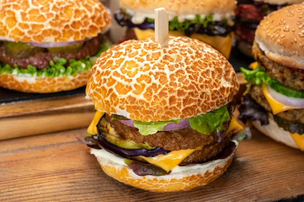Saborosos Cheeseburgers Vegetarianos Hambúrgueres Com Rissóis Redondos Hambúrgueres Feitos Grãos — Fotografia de Stock