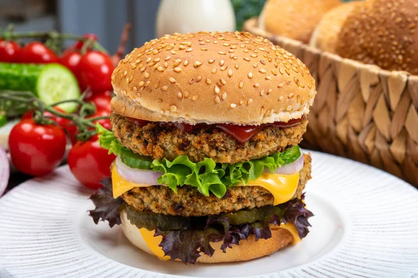Smaczne Wegetariańskie Cheeseburgery Okrągłymi Pasztetami Lub Hamburgerami Ziaren Warzyw Roślin — Zdjęcie stockowe