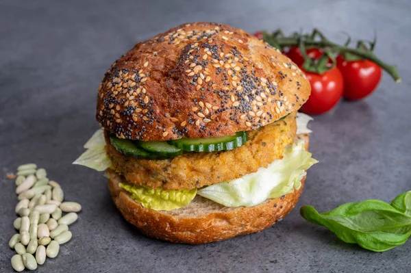 Smaczny Wegetariański Lunch Hamburgerem Bazie Warzyw Organiczna Bułka Nasionami Świeżymi — Zdjęcie stockowe