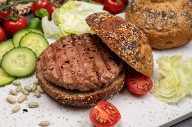 Bitki bazlı soya fasulyesi burgerinden lezzetli vejetaryen hamburger, tohumlu organik çörek ve taze sebze.