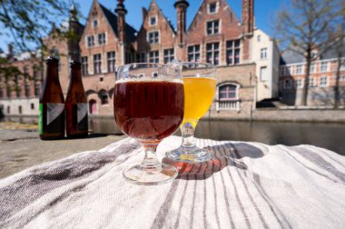 Belçika birasının açık kafe ya da meyhanedeki tadıyla güneşli bir günde Brüksel, Belçika 'daki ortaçağ evleri ve kanalları gezilecek.