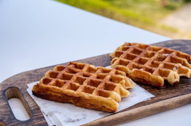 Belçika şekerli waffle 'lar açık kafe terasında servis edilir.