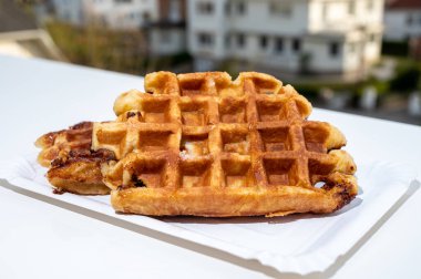 Belçika 'nın güzel köyü De Haan' da Belçika şekerli waffle 'lar servis edilir.