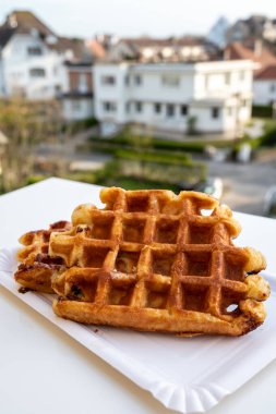 Belçika 'nın güzel köyü De Haan' da Belçika şekerli waffle 'lar servis edilir.