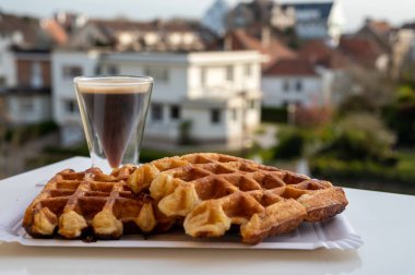 Brüksel 'den gelen Belçika şekerli waffle' lar ve sade kahve servis ediliyor.