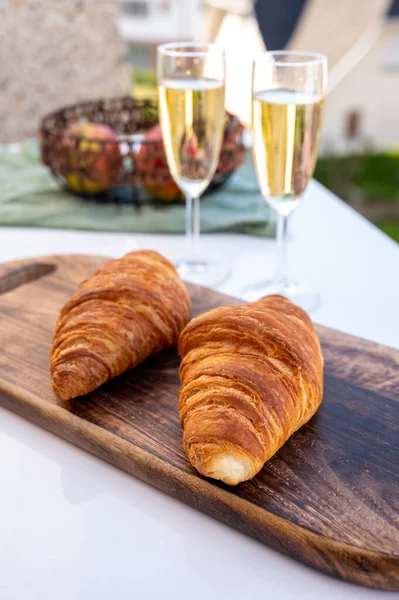 Snídaně Čerstvými Pečenými Croissanty Brut Šampaňským Šumivým Vínem Sklenicích Flétnu — Stock fotografie