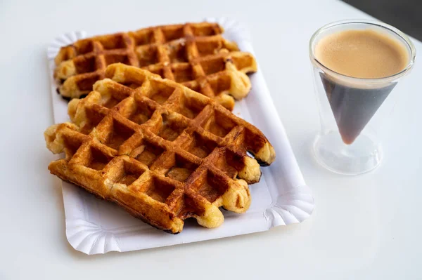 Waffles Açúcar Belga Bruxelas Com Café Preto Servido Livre — Fotografia de Stock