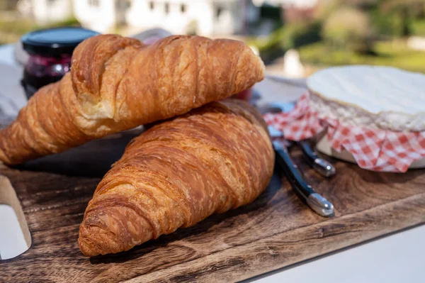 Desayuno Francés Con Cruasanes Recién Horneados Quesos Normandía Camembert Neufchatel — Foto de Stock