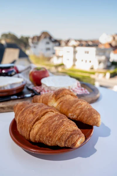 Francouzská Snídaně Čerstvě Upečenými Croissanty Sýry Normandie Camembert Neufchatel Podávané — Stock fotografie