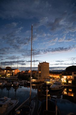 Seyahat ve yaz tatilleri, Port Grimaud, Var, Provence, French Riviera, Fransa 'daki evler, çatılar, kanallar ve teknelerin gece görüşü