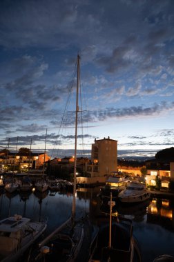 Seyahat ve yaz tatilleri, Port Grimaud, Var, Provence, French Riviera, Fransa 'daki evler, çatılar, kanallar ve teknelerin gece görüşü