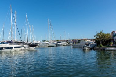 Seyahat ve yaz tatilleri, Port Grimaud, Var, Provence, French Riviera, Fransa 'daki evler, çatılar, kanallar ve teknelerin manzarası