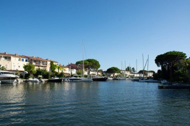 Seyahat ve yaz tatilleri, Port Grimaud, Var, Provence, French Riviera, Fransa 'daki evler, çatılar, kanallar ve teknelerin manzarası